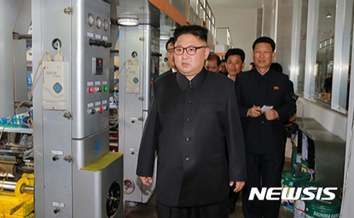 【서울=뉴시스】북한 김정은 국무위원장이 10일 락랑영예군인 수지 일용품 공장을 현지지도했다고 조선중앙TV가 보도했다.&nbsp; 이번 시찰에는 박봉주 내각총리, 리주오 내각부총리, 안정수 당 중앙위원회 부장, 조용원 당 중앙위원회 부부장이 동행했다. 2017.05.10. (출처=조선중앙TV 캡쳐)&nbsp; photo@newsis.com