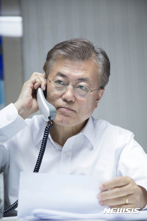 【서울=뉴시스】전신 기자 = 문재인 대통령이 10일 서울 서대문구 홍은동 사저에서 도널드 트럼프 미국 대통령과 첫 통화를 하고 있다. 2017.05.10. (사진=청와대 제공)&nbsp; photo@newsis.com 