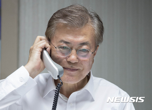 【서울=뉴시스】전신 기자 = 문재인 대통령이 10일 서울 서대문구 홍은동 사저에서 도널드 트럼프 미국 대통령과 첫 통화를 하고 있다. 2017.05.10. (사진=청와대 제공)&nbsp; photo@newsis.com 