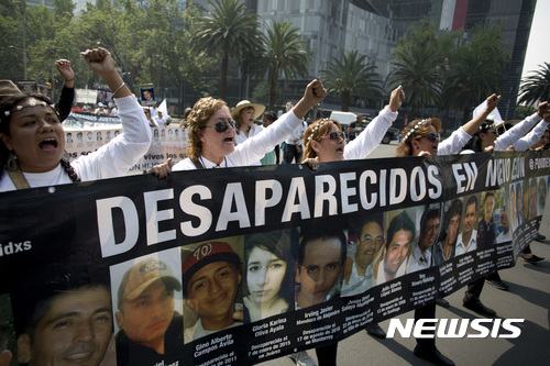 【멕시코시티 = AP/뉴시스】 = 멕시코의 실종자 가족단체의 어머니들이 5월 10일 어머니날 사라진 가족들을 찾아 달라며 시위에 나서고 있다. 각종 사건사고와 항의시위에 시달리고 있는 멕시코에서는 설상가상으로 트럼프 대통령의 반멕시코 공약 때문에 그의 당선 뒤 페소화의 가치가 최저를 기록했다. 