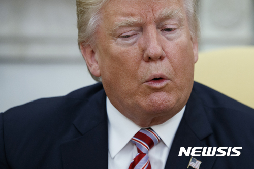 【워싱턴 = AP/뉴시스】 = 도널드 트럼프 대통령이 10일(현지시간) 백악관 집무실에서 닉슨 대통령 시절의 국무장관과 곡가안보국장을 지냈던 헨리 키신저를 만난뒤 기자회견을 하고 있다.