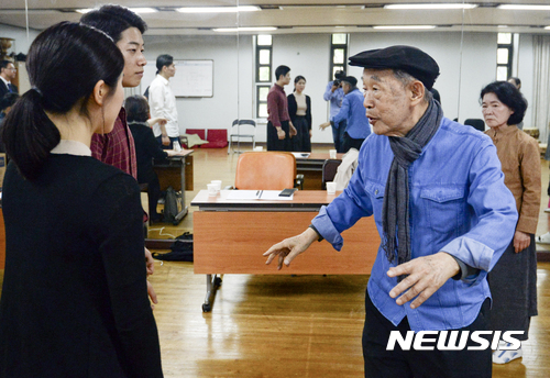 【서울=뉴시스】최진석 기자 = 한국 연극의 1세대인 김정옥(오른쪽 두번째) 연출가와 국악계 프리마돈나 안숙선(오른쪽) 명창이 8일 오후 서울 서초구 국립국악원에서 열린 작은 창극 '그네를 탄 춘향' 연습에 참석해 출연진 연기 지도를 하고 있다. 2017.05.11. myjs@newsis.com
