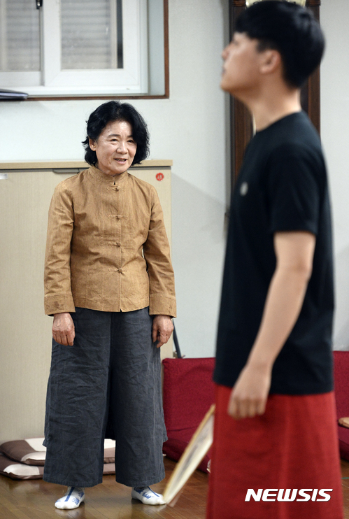 【서울=뉴시스】최진석 기자 = 국악계 프리마돈나 안숙선(왼쪽) 명창이 8일 오후 서울 서초구 국립국악원에서 열린 작은 창극 '그네를 탄 춘향' 연습에 참석해 출연진의 연습을 돕고 있다. 2017.05.11.&nbsp; myjs@newsis.com