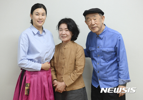 【서울=뉴시스】최진석 기자 = 8일 오후 서울 서초구 국립국악원에서 작은 창극 '그네를 탄 춘향' 연습을 마친 뒤 소리꾼 권송희(왼쪽부터)와 한국 연극의 1세대인 김정옥 연출가, 국악계 프리마돈나 안숙선 명창이 포즈를 취하고 있다. 2017.05.11. myjs@newsis.com