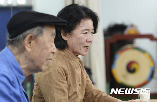 【서울=뉴시스】최진석 기자 = 국악계 프리마돈나 안숙선(오른쪽) 명창이 8일 오후 서울 서초구 국립국악원에서 열린 작은 창극 '그네를 탄 춘향' 연습에 참석해 출연진 연기 지도를 마친 뒤 뉴시스와 인터뷰를 하고 있다. 왼쪽은 한국 연극의 1세대인 김정옥 연출가. 2017.05.11.&nbsp; myjs@newsis.com