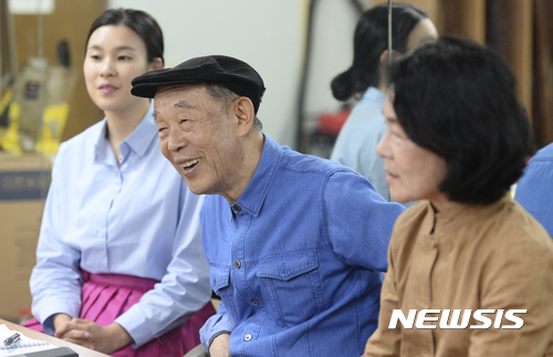 【서울=뉴시스】최진석 기자 = 한국 연극의 1세대인 김정옥(가운데) 연출가가 8일 오후 서울 서초구 국립국악원에서 열린 작은 창극 '그네를 탄 춘향' 연습에 참석해 출연진 연기 지도를 마친 뒤 뉴시스와 인터뷰를 하며 미소짓고 있다. 2017.05.11.&nbsp; myjs@newsis.com