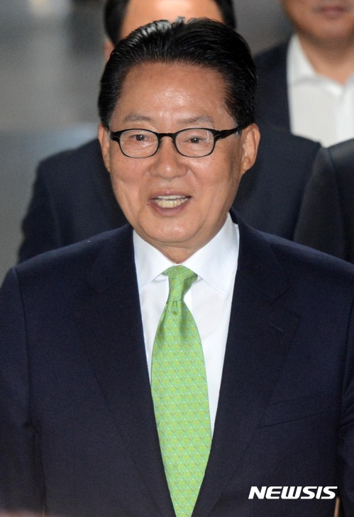 【서울=뉴시스】홍효식 기자 = 당 대표직 사퇴 의사를 밝힌 국민의당 박지원 대표가 11일 오전 서울 여의도 국회에서 열린 비공개 최고위원-국회의원 연석회의에 참석하고 있다. 2017.05.11. yesphoto@newsis.com