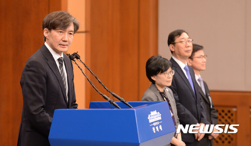 【서울=뉴시스】전진환 기자 = 조국 신임 청와대 민정수석비서관이 11일 오전 청와대 춘추관에서 기자들의 질문에 답하고 있다.&nbsp; 조국(왼쪽부터) 민정수석비서관, 조현옥 인사수석비서관, 윤영찬 홍보수석비서관, 이정도 총무비서관. 2017.05.11.&nbsp; amin2@newsis.com