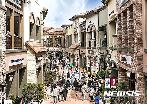 【시흥=뉴시스】이종일 기자 = 신세계사이먼은 지난달 6일 개장한 시흥 프리미엄 아울렛의 방문객이 한 달 동안 150만명으로 집계됐다고 11일 밝혔다. 사진은 시민들이 시흥 프리미엄 아울렛 주변을 걷고 있는 모습이다. 2017.05.11. (사진 = 신세계사이먼 제공) photo@newsis.com