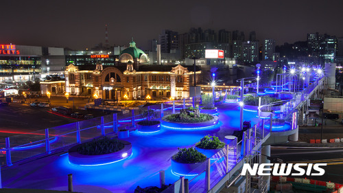 【서울=뉴시스】서울시는 오는 20일 정식 개장하는 서울로 7017의 야경을 11일 사전공개했다. '서울로 7017'은 국내 최초의 공중보행로로 계수나무(퇴계로 인근)를 비롯해 228종 24,085주의 꽃·나무를 보면서 걸을 수 있다. 개장일인 20일 저녁부터 야간조명을 정식 가동한다. 2017.05.11. (사진=서울시 제공) photo@newsis.com