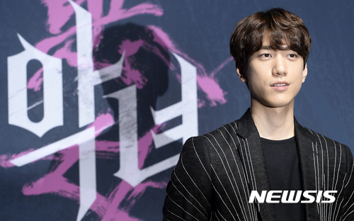 【서울=뉴시스】최진석 기자 = 배우 성준이 11일 오전 서울 강남구 CGV 압구정에서 열린 영화 '악녀' 제작보고회에 참석해 포즈를 취하고 있다. 영화 '악녀'는 제70회 칸국제영화제 미드나잇 스크리닝 부문에 초청됐으며 오는 6월 개봉예정이다. 2017.05.11. myjs@newsis.com