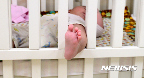 【서울=뉴시스】추상철 기자 = 입양부모 10명중 3명이 편견으로 인한 주변의 오해로 가장 큰 어려움을 겪고 있다는 설문조사가 나왔다. 서대문구 동방사회복지회가 운영하는 동방영아일시보호소에서 아기가 국내외 입양을 기다리고 있다. 2017.05.11. scchoo@newsis.com