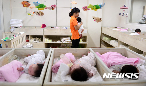 【서울=뉴시스】추상철 기자 = 제12회 입양의 날인 11일 오후 서울 서대문구 동방사회복지회가 운영하는 동방영아일시보호소에서 아기들이 국내외 입양을 기다리고 있다. 동방영아일시보호소는 갓 태어난 30여 명의 아기를 돌보고 있으며 2~4개월이 지난 후에도 입양을 가지 못한 아기는 위탁가정에 보내져 입양이 될때까지 보살핌을 받는다. 2017.05.11. scchoo@newsis.com