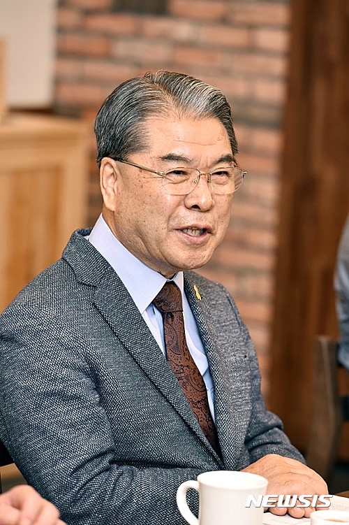 【수원=뉴시스】이승호 기자 = 이재정 경기도 교육감이 11일 경기도교육청에서 월례 기자간담회를 하고 있다. 이 교육감은 시급한 현안을 묻는 질문에 문재인 대통령의 공약인 '누리과정비 국가 부담'을 언급하며 "누리과정은 근본적인 (정책) 전환이 필요하다"고 말했다.2017.05.11.(사진 = 경기도교육청 제공)&nbsp; photo@newsis.com