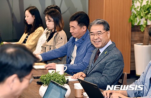 【수원=뉴시스】이승호 기자 = 이재정 경기도 교육감이 11일 경기도교육청에서 월례 기자간담회를 하고 있다. 이 교육감은 시급한 현안을 묻는 질문에 문재인 대통령의 공약인 '누리과정비 국가 부담'을 언급하며 "누리과정은 근본적인 (정책) 전환이 필요하다"고 말했다.2017.05.11.(사진 = 경기도교육청 제공)&nbsp; photo@newsis.com