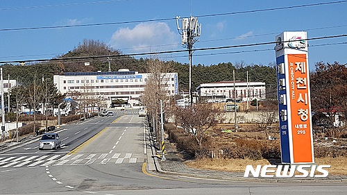  【제천=뉴시스】강신욱 기자 = 한국CRS연구소가 한국사회책임네트워크, 현대리서치와 공동으로 전국 226개 기초지방자치단체를 대상으로 산출한 지속지수 가운데 충북 도내 11개 시·군 가운데 제천시가 가장 좋은 평가를 받았다. 사진은 제천시청 전경. 2017.05.11.  ksw64@newsis.com