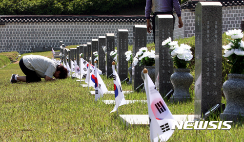 【광주=뉴시스】신대희 기자 = 5·18민주화운동 37주년 기념식을 일주일 앞둔 11일 광주 북구 운정동 국립5·18민주묘지에서 김영묵 열사의 딸 김선자(54·여)씨가 참배하고 있다. 2017.05.11. sdhdream@newsis.com