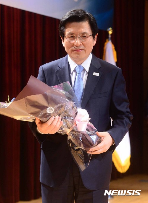 【서울=뉴시스】전신 기자 = 황교안 국무총리가 11일 오후 서울 종로구 정부서울청사 별관에서 열린 이임식에서 꽃다발을 받고 있다. 2017.05.11. photo1006@newsis.com