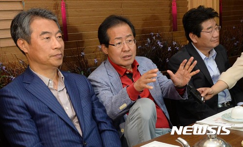 【서울=뉴시스】홍효식 기자 = 홍준표 전 경남도지사가 11일 오후 서울 여의도 한 음식점에서 선거대책위원회 만찬에 참석해 전 선대위원들과 대화를 나누고 있다. 왼쪽부터 대구 선대위 공동위원장이었던 정종섭 의원, 홍 전 지사, 선대위 유세지원본부장이었던 강석호 의원. 2017.05.11. yesphoto@newsis.com