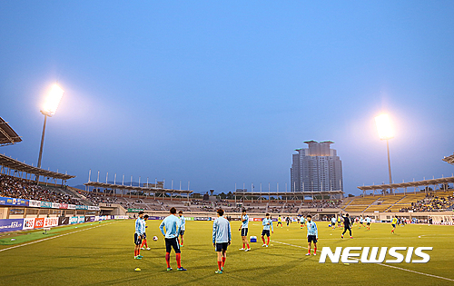 【청주=뉴시스】천영준 기자 = 충북 청주시의회 행정문화위원회는 11일 프로축구단 창단 운영 지원 동의안을 심사해 부결했다고 밝혔다. 사진은 지난 5월 11일 청주종합운동장에서 열린 U-20 월드컵 대표팀과 우루과이의 평가전. 2017.9.11. (사진=뉴시스 DB) photo@newsis.com