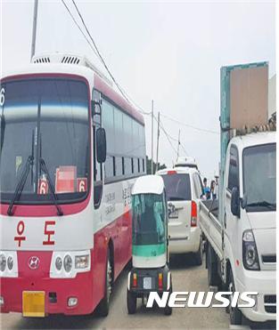 제주 우도에서 운행되는 버스들.