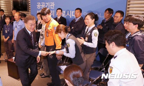 【인천=뉴시스】전신 기자 = 문재인 대통령이 12일 인천공항공사에서 열린 '찾아가는 대통령, 공공부문 비정규직 제로시대를 열겠습니다!' 행사에 참석하며 참석자들과 인사하고 있다. 2017.05.12. photo1006@newsis.com