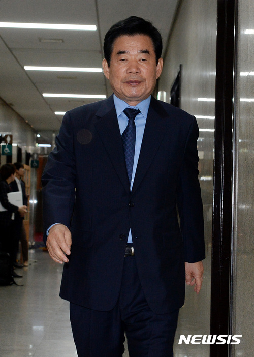 【서울=뉴시스】박영태 기자 = 김진표 더불어민주당 의원이 12일 오전 서울 영등포구 여의도 국회 당 대표 회의실에서 진행된 당무위원회에 참석하고 있다. 2017.05.12. since1999@newsis.com