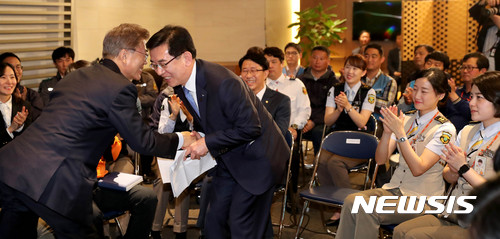 【인천=뉴시스】전신 기자 = 문재인 대통령이 12일 인천공항공사에서 열린 '찾아가는 대통령, 공공부문 비정규직 제로시대를 열겠습니다!' 행사에 참석해 비정규직의 정규직 전환을 발표한 정일영 인천공항공사 사장에게 감사의 표현을 하고 있다. 2017.05.12. photo1006@newsis.com