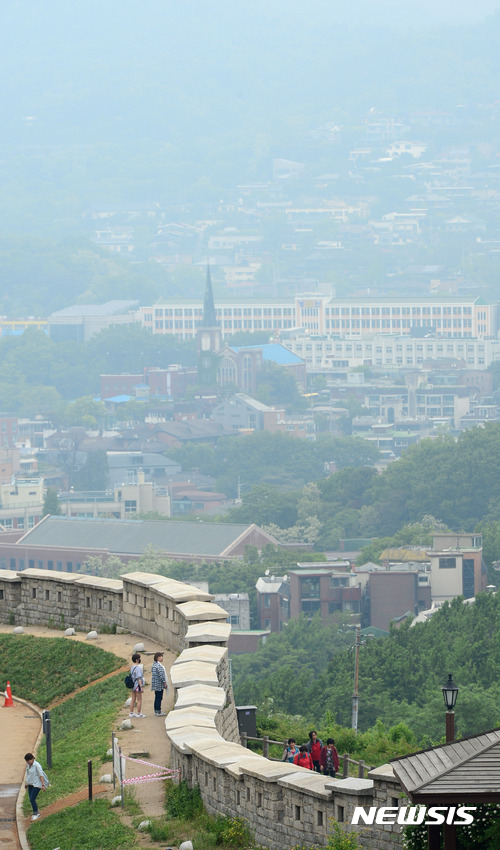 【서울=뉴시스】임태훈 기자 = 중국발 황사의 영향으로 미세먼지 농도가 '나쁨'수준을 보인 12일 오전 서울 낙산공원에서 바라본 서울 도심이 뿌옇다. 2017.05.12. taehoonlim@newsis.com
