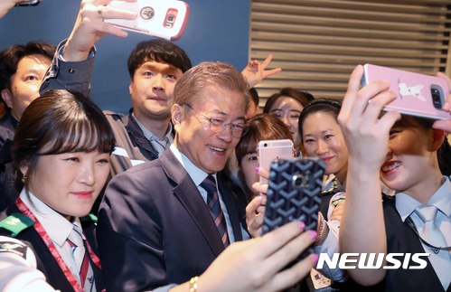 【인천=뉴시스】전신 기자 = 문재인 대통령이 12일 인천공항공사에서 열린 '찾아가는 대통령, 공공부문 비정규직 제로시대를 열겠습니다' 행사를 마친 뒤 참석자들과 기념촬영을 하고 있다. 2017.05.12. photo1006@newsis.com