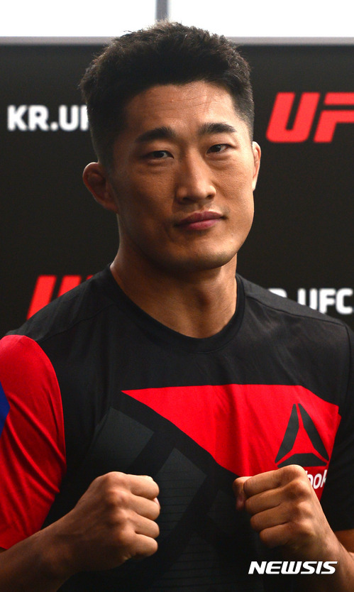 【서울=뉴시스】임태훈 기자 = UFN(Ultimate Fight Night) 싱가포르 대회에 출전 예정인 종합격투기 선수 김동현이 26일 오후 서울 영등포구 여의도동 센티넬 IFC에서 승리를 다짐하며 포즈를 취하고 있다. 오는 6월 17일 열리는 경기에서 김동현은 콜비 코빙턴을 상대로 아시아 최다승을 노린다. 2017.05.12. taehoonlim@newsis.com