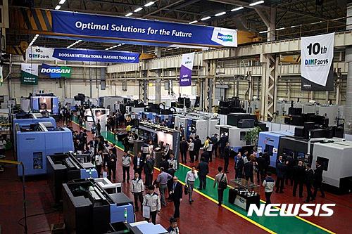 【창원=뉴시스】 홍정명 기자 = 12일 경남 창원국가산업단지 내 두산공작기계㈜는 오는 17일부터 20일까지 4일간 창원 남산공장과 성주공장에서 ‘제11회 두산국제공작기계전시회(DIMF)’를 개최한다고 밝혔다. 사진은 지난 2015년 창원 남산공장에서 개최한 '제10회 DIMF 2015' 행사장 전경.2017.05.12.(사진=두산공작기계 제공)&nbsp;&nbsp; photo@newsis.com