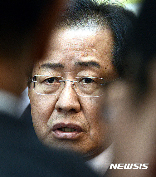 【인천공항=뉴시스】홍찬선 기자 = 대선에서 패배한 자유한국당 홍준표 전 경남지사가 12일 오후 인천공항에서 차남 정현씨 부부가 거주하는 미국 로스앤젤레스로 출국하기 전 기자들과 만나 "당권에 관심없다"는 뜻을 분명히 하고 있다. 2017.05.12.&nbsp; mania@newsis.com 