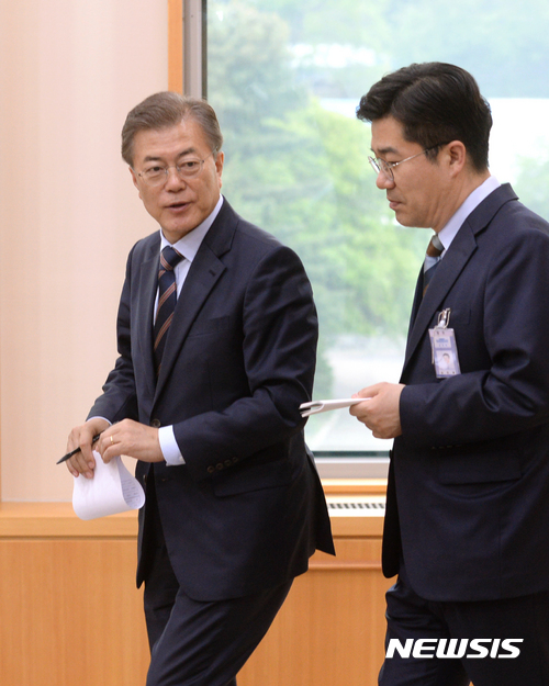 【서울=뉴시스】 송인배 대통령비서실 제1부속비서관이 인터넷 댓글 조작 사건으로 구속기소된 김모(필명 드루킹)씨를 19대 대통령 선거 전까지 4차례 만난 것으로 21일 알려졌다.&nbsp; 사진은 지난해 5월 12일 문 대통령과 송 비서관이 여민관 집무실에 들어서는 모습이다. (사진=뉴시스 자료사진) 2018.05.21. photo@newsis.com