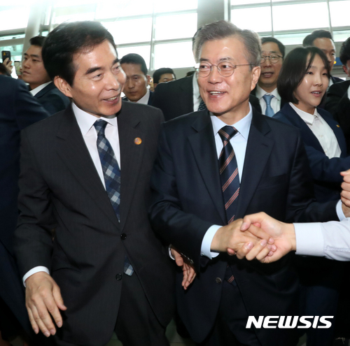 【인천=뉴시스】전진환 기자 = 문재인 대통령이 12일 인천공항공사에서 열린 `찾아가는 대통령. 공공부문 비정규직 제로시대를 열겠습니다!' 행사에 참석하기 위해 이동할 때 주영훈 경호실장이 경호하며 함께 걸어가고 있다. 2017.05.12 . amin2@newsis.com