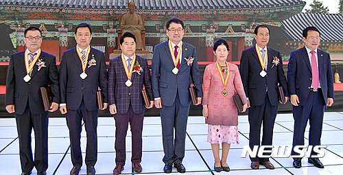 【익산=뉴시스】강명수 기자 = 서동·선화의 사랑, 익산 천도를 꿈꿨던 무왕의 용맹함을 즐길 수 있는 '익산서동축제 2017'이 12일 전북 익산시 금마서동공원에서 개막됐다. 이날 개막식에서 진행된 익산시민의장 시상식에서 정헌율(가장 오른쪽) 시장이 수상자들과 함께 기념촬영을 하고 있다. 2017.05.12. smister@newsis.com