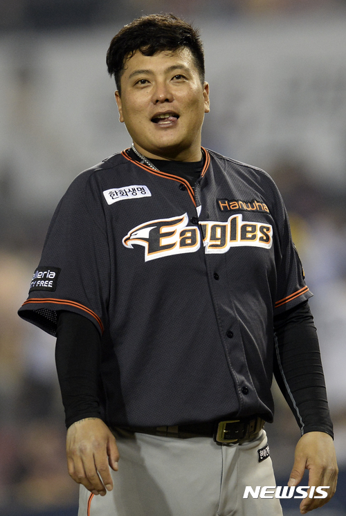 【서울=뉴시스】최진석 기자 = 12일 오후 서울 송파구 잠실야구장에서 열린 2017 KBO 리그 한화 이글스와 LG 트윈스의 경기에서 5-3으로 승리한 한화 김태균이 미소짓고 있다. 2017.05.12. myjs@newsis.com