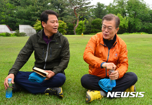 【서울=뉴시스】전진환 기자 = 문재인 대통령이 당선 후 첫 주말인 13일 오전 청와대 경내에서 대선당시 '마크맨'을 담당했던 기자들과 북악산 산행을 하기에 앞서 청와대 경내에서 임종석 대통령비서실장과 대화하고 있다. 2017.05.13.&nbsp; amin2@newsis.com