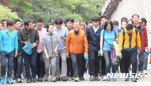 【서울=뉴시스】전진환 기자 = 문재인 대통령이 당선 후 첫 주말인 13일 오전 대선당시 '마크맨'을 담당했던 기자들과 북악산 산행을 하고 있다. 2017.05.13.&nbsp; amin2@newsis.com