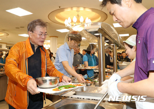 【서울=뉴시스】전진환 기자 = 문재인 대통령이 당선 후 첫 휴일인 13일 오후 대선당시 '마크맨'을 담당했던 기자들과 북악산 산행을 마치고 청와대 충정관에서 점심식사를 하고 있다. 2017.05.13. amin2@newsis.com