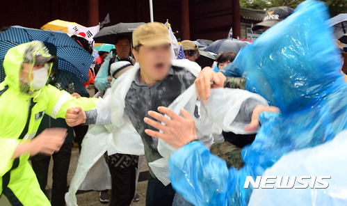 【서울=뉴시스】권현구 기자 = 13일 오후 서울 중구 덕수궁 대한문 앞에서 열린 '제7차 탄핵무효 국민저항 총궐기 국민대회'에서 정광용 박사모 회장의 공금 횡령 의혹을 둘러싸고 박사모 회원들이 둘로 나뉘어 갈등을 빚고 있다. 2017.05.13.&nbsp; stoweon@newsis.com