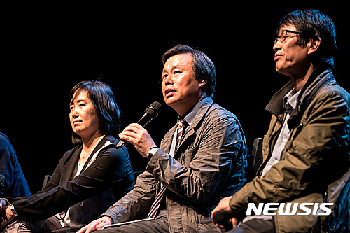 【서울=뉴시스】왼쪽부터 김미도 연극평론가, 도종환 더불어민주당 의원, 박근형 연출. 2017.05.13. (사진 = 서울문화재단 남산예술센터 제공) photo@newsis.com 