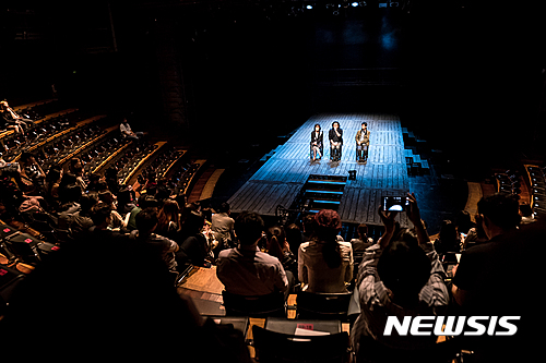 【서울=뉴시스】연극 '모든 군인은 불쌍하다' 관객과의 대화 장면. 2017.05.13. (사진 = 서울문화재단 남산예술센터 제공) photo@newsis.com 