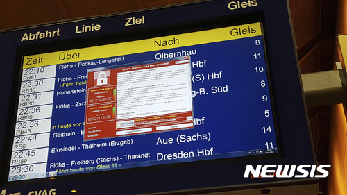 【켐니츠(독일)=AP/뉴시스】 미국 백악관에 이어 영국 외무부도 지난 5월 전 세계 수십 만 대의 컴퓨터를 마비시킨 '워너크라이'(WannaCry) 랜섬웨어 공격의 배후로 북한을 공식 지목했다. 가디언 등 영국 언론의 보도에 따르면 나지르 아흐메드 영국 외무부 차관은 19일(현지시간) 병원과 은행 등을 마비시킨 랜섬웨어의 공격은 제재를 회피하기 위해 사이버 프로그램을 활용하는 북한 활동가들을 보여준다고 밝혔다. 사진은 지난 5월 '워너크라이'의 공격으로 마비된 독일 켐니츠시의  철도청 컴퓨터 화면. 2017.12.20.
