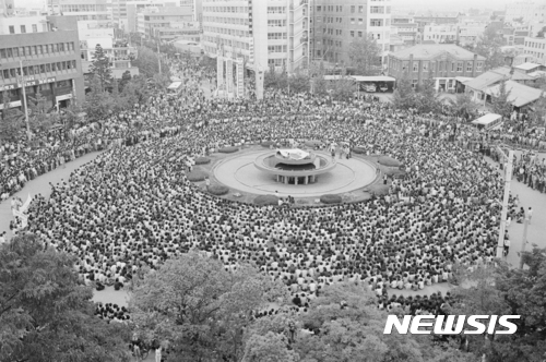 【광주=뉴시스】배동민 기자 = 오는 18일 광주 북구 운정동 국립5·18민주묘지에서 제37주년 5·18민주화운동 정부 기념식이 열린다. 사진은 1980년 5월16일 전남도청 앞 분수대 민족민주화성회 모습. 2017.05.14. (사진=5·18기념재단 제공) photo@newsis.com