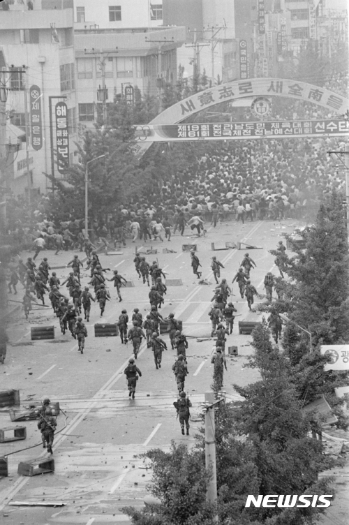 【광주=뉴시스】 1980년 5월21일 광주 동구 금남로를 가득 메운 시민들은 계엄군의 집단발포에 의해 무참히 쓰러졌다. 5·18 항쟁기간 가장 많은 사상자를 낸 날로 기록되고 있다. 2017.08.16. (사진=뉴시스DB) photo@newsis.com