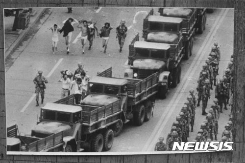 【광주=뉴시스】배동민 기자 = 오는 18일 광주 북구 운정동 국립5·18민주묘지에서 제37주년 5·18민주화운동 정부 기념식이 열린다. 사진은 1980년 5월 광주에서 계엄군이 광주시민을 붙잡아 둔 모슴. 당시 시위 참여 여부와 관계없이 젊은 사람이면 무조건 붙잡아 구타하고 무릎을 꿇린 채 트럭에 싣고 갔다. 2017.05.14. (사진=5·18기념재단 제공)&nbsp; photo@newsis.com