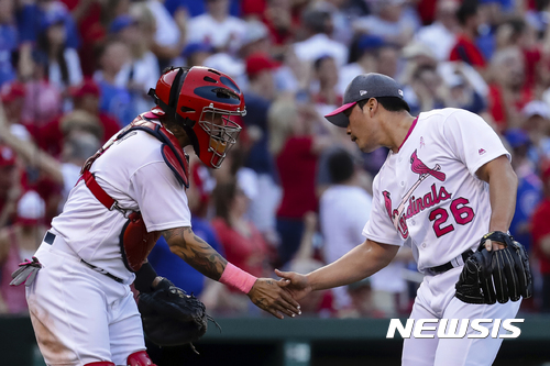 【세인트루이스=AP/뉴시스】 미국프로야구 세인트루이스 카디널스 마무리 오승환(오른쪽)이 14일(한국시간) 시카고 컵스와 경기에서 팀 승리를 지켜낸 뒤 포수 야디에르 몰리나와 세리머니를 펼치고 있다. 2017.05.14.