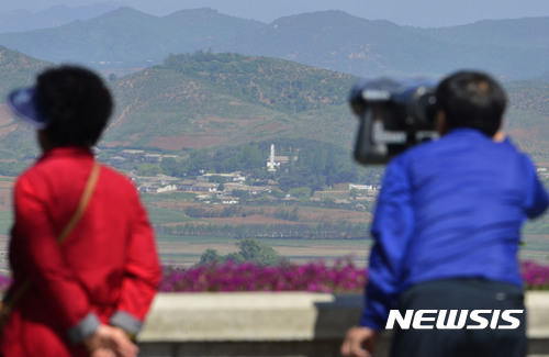 【파주=뉴시스】최동준 기자 = 북한이 평안북도 일대에서 미사일 도발을 감행한 14일 경기 파주시 오두산 통일전망대에서 시민들이 망원경으로 북한 개풍군 일대를 바라보고 있다. 2017.05.14.&nbsp;&nbsp; photocdj@newsis.com