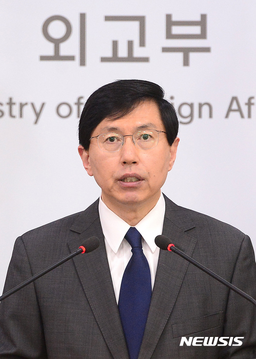 【서울=뉴시스】김선웅 기자 = 북한이 문재인 대통령 취임 이후 첫번째로 미사일 도발을 감행한 14일 오전 서울 종로구 외교부 청사에서 조준혁 외교부 대변인이 북한 도발 규탄 성명을 발표하고 있다. 2017.05.14.&nbsp; mangusta@newsis.com